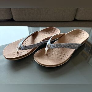 Vionic Women’s Davina Paisley Size 9 Orthotic Sandals.